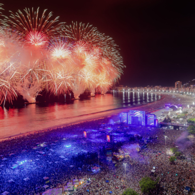 Em Copacabana e Leme, cerca de 2,6 milhões de cariocas e turistas assistiram à maior virada do mundo, que teve show de lasers inédito.