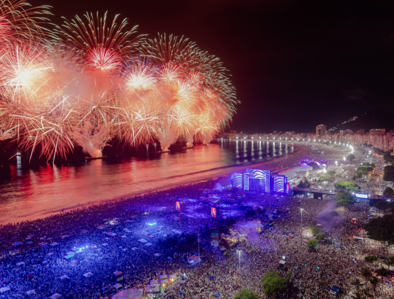 Em Copacabana e Leme, cerca de 2,6 milhões de cariocas e turistas assistiram à maior virada do mundo, que teve show de lasers inédito.
